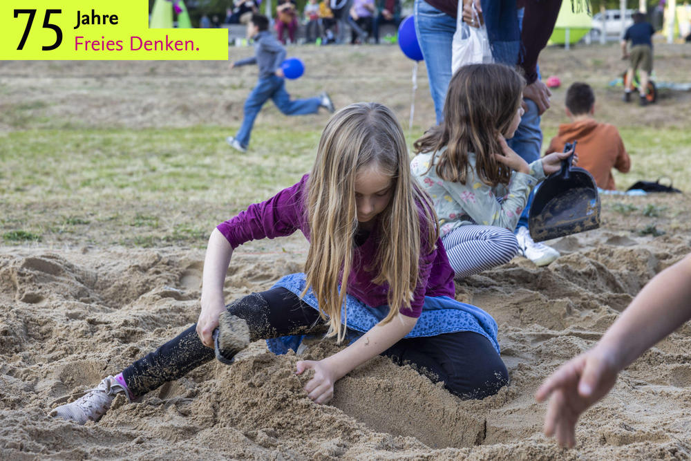 Auch in diesem Jahr wieder besonders beliebt: im Sand nach Schätzen zu suchen. Anna (vorn) und Zoe aus Lankwitz buddeln mit vollem Körpereinsatz in der extra aufgeschütteten Ausgrabungsstätte der Archäologie.