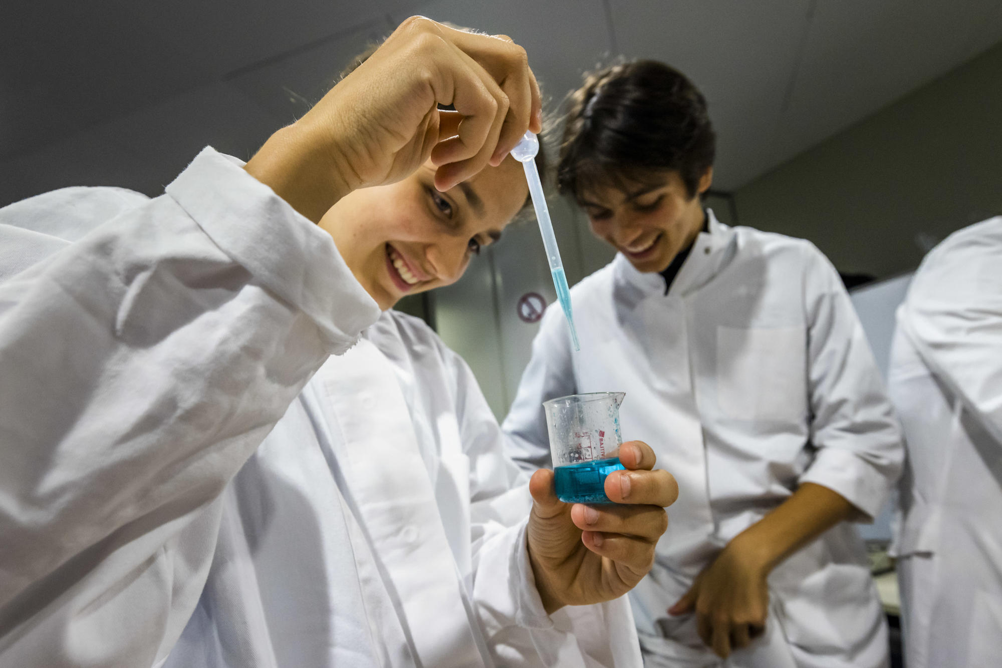 Mit Pipette und Becherglas: Kinder beim Stand der Pharmazie.