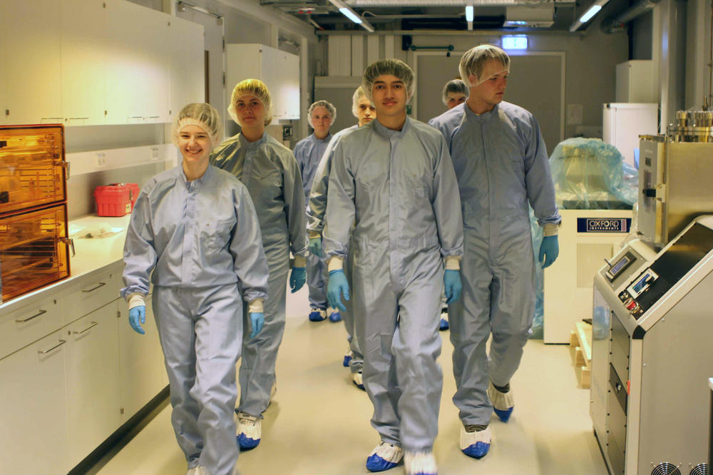 Auch der Besuch eines Reinraums stand für die Teilnehmer*innen des MINT EC Camps auf dem Programm.