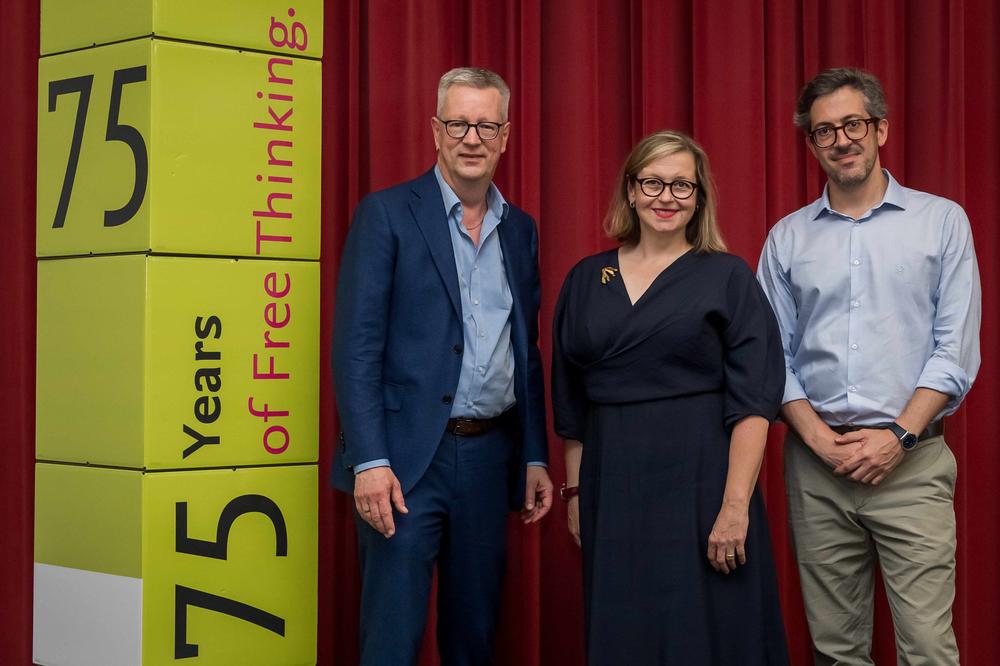 Prof. Dr. Anita Traninger, Prof. Dr. Conrado Hübner Mendes (r.) und Universitätspräsident Prof. Dr. Günter M. Ziegler.