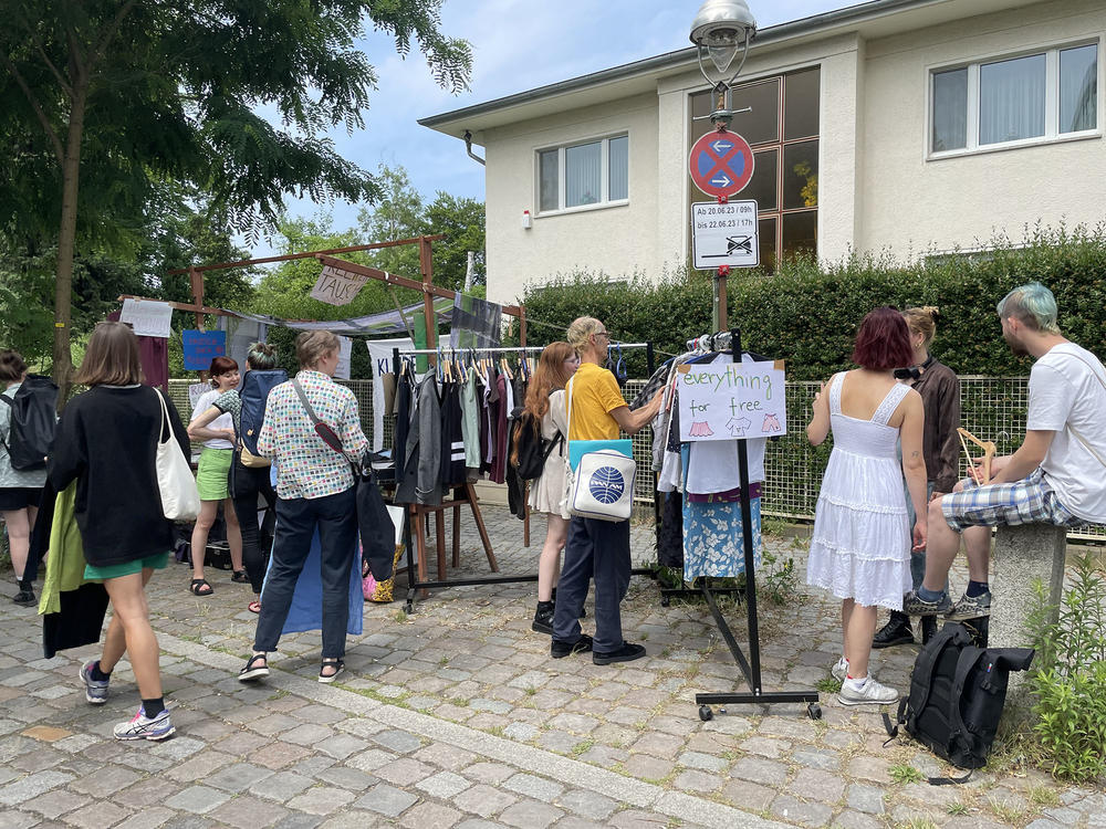 Mitnehmen, was passt: Am Kleidertausch-Stand finden ausgediente Anziehsachen neue Besitzer*innen.