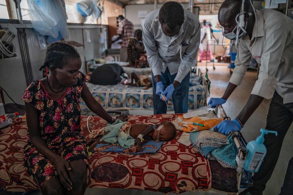 Nyanhial und Baby Chuong. Fast alle Kinder im Lager sind mangelernährt.