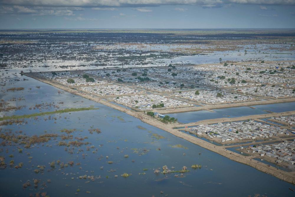 Blick über das von hohen Deichen geschützte Geflüchtetencamp in Bentiu im Südsudan. Hier leben etwa 120.000 Menschen.