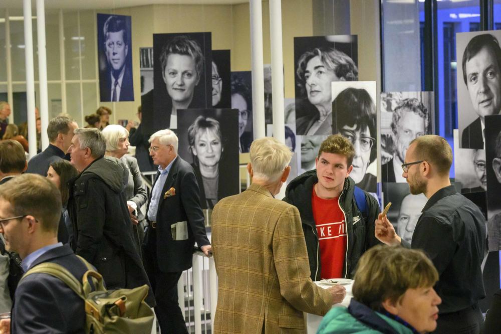 Gelegenheit zum Austausch: Nach der Verleihung der Ernst-Reuter-Preise am Nachmittag und vor dem Festakt am frühen Abend auf der Galerie im Henry-Ford-Bau.