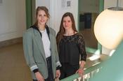 Paula Benedict (links) und Malin Ebersbach arbeiten mit am Projekt „FU Law Clinic Post-Conviction“.