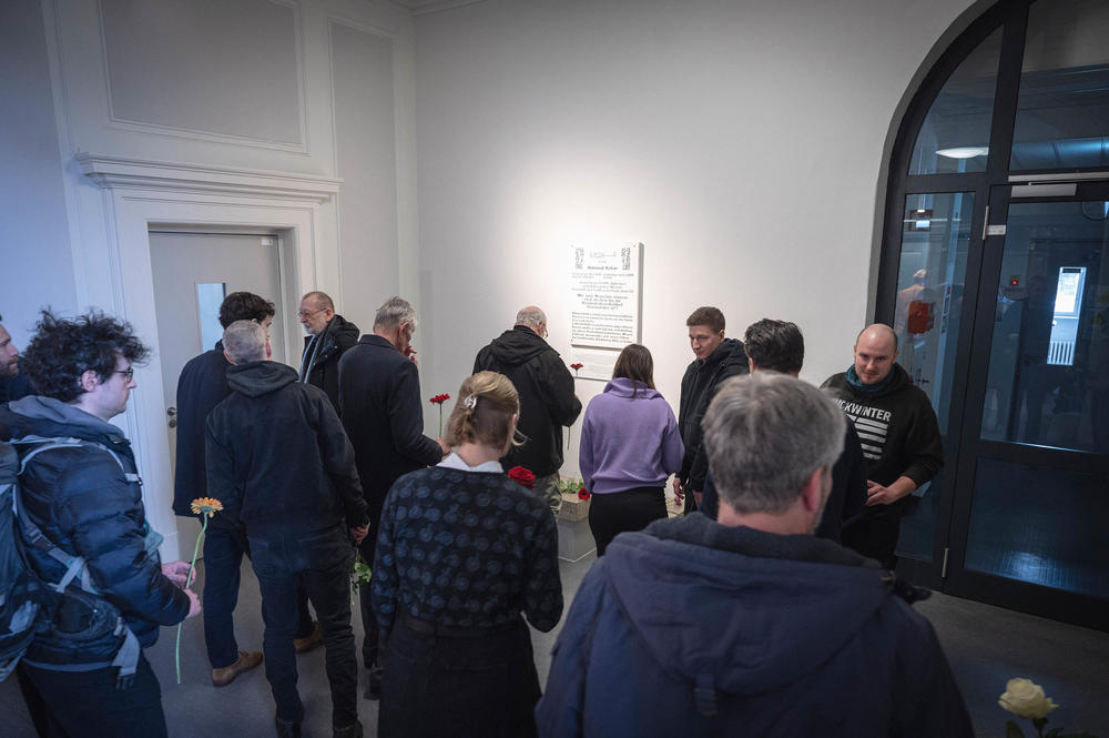 Im Rahmen einer Gedenkveranstaltung im Jahr 2024 legten Universitätsangehörige Blumen vor der Gedenktafel im Hahn-Meitner-Bau nieder.