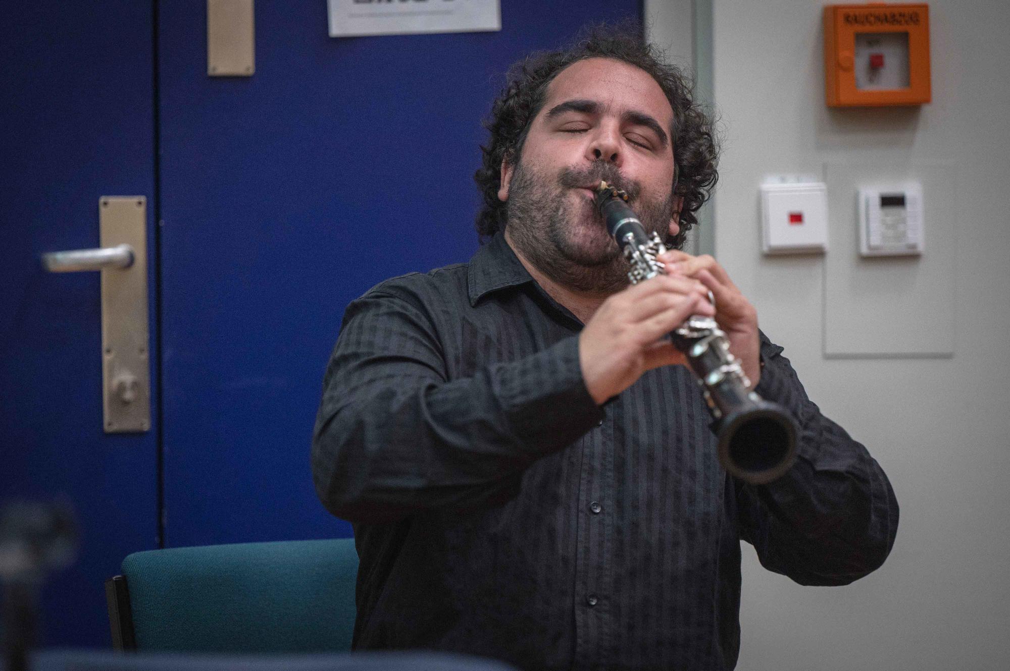 Der Klarinettist Nur Ben Shalom begleitete den Autor Christoph Heubner musikalisch.