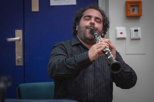 Der Klarinettist Nur Ben Shalom begleitete den Autor Christoph Heubner musikalisch.