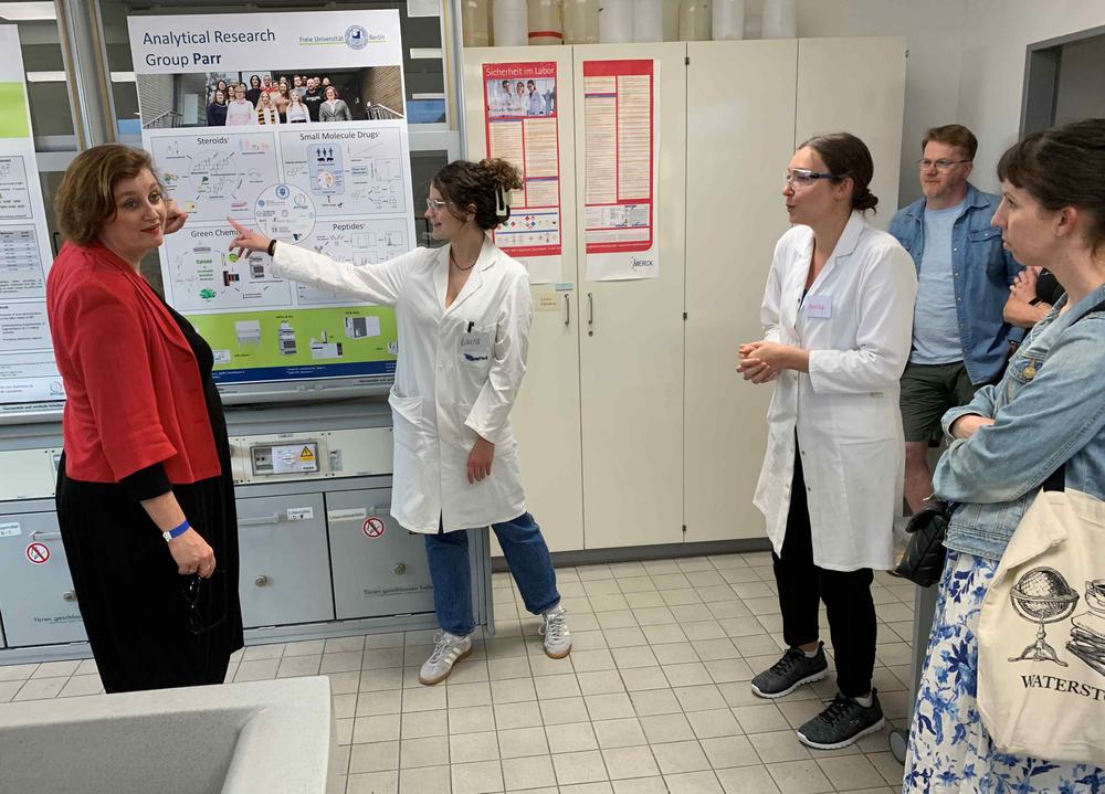 Wissenschaftssenatorin Dr. Ina Czyborra erhielt bei der Langen Nacht der Wissenschaften an der Freien Universität spannende Einblicke in die Pharmazie und die Physik: etwa in den „Tatort Biolabor“ und die Anti-Doping-Forschung.