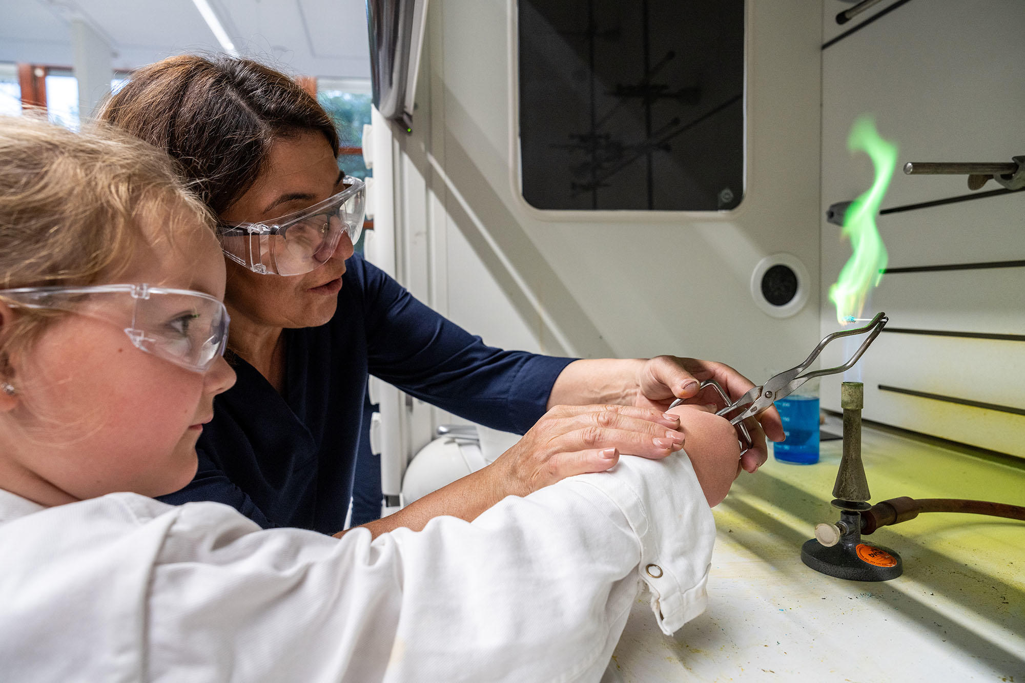 Was brennt mit grüner Flamme? Wenn die Chemielehrerin später fragt, wissen Freizeitlaborantinnen, die bei der Langen Nacht in Dahlem waren, schon Bescheid.
