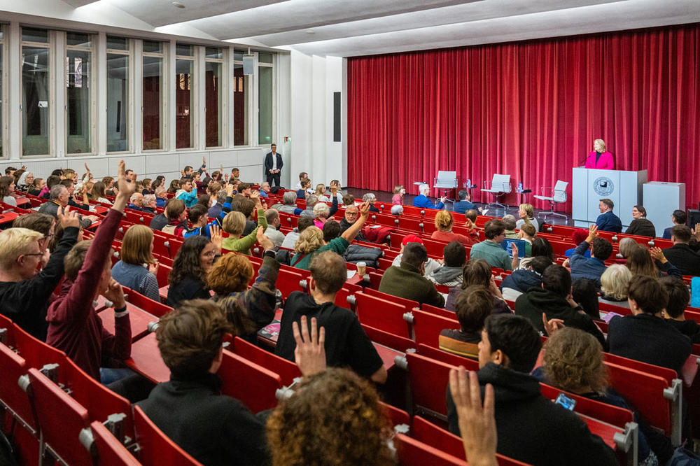 Zahlreiche Studierende suchten am 11. November 2024 das Gespräch mit Bundestagspräsidentin Bärbel Bas.