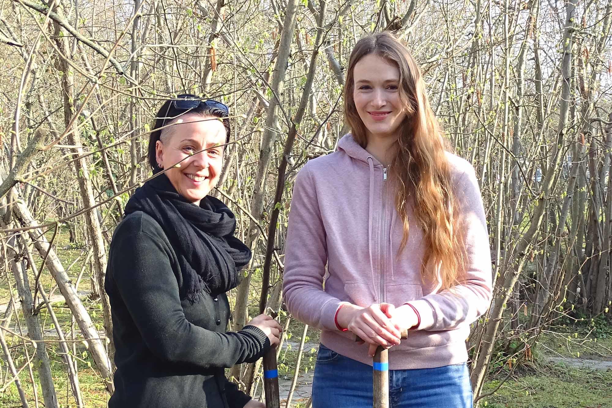 Janet Wagner (links) und Rebecca Rongstock (rechts) haben sich das Konzept für den Mini-Wald ausgedacht und laden nun zur gemeinsamen Pflanzaktion ein.