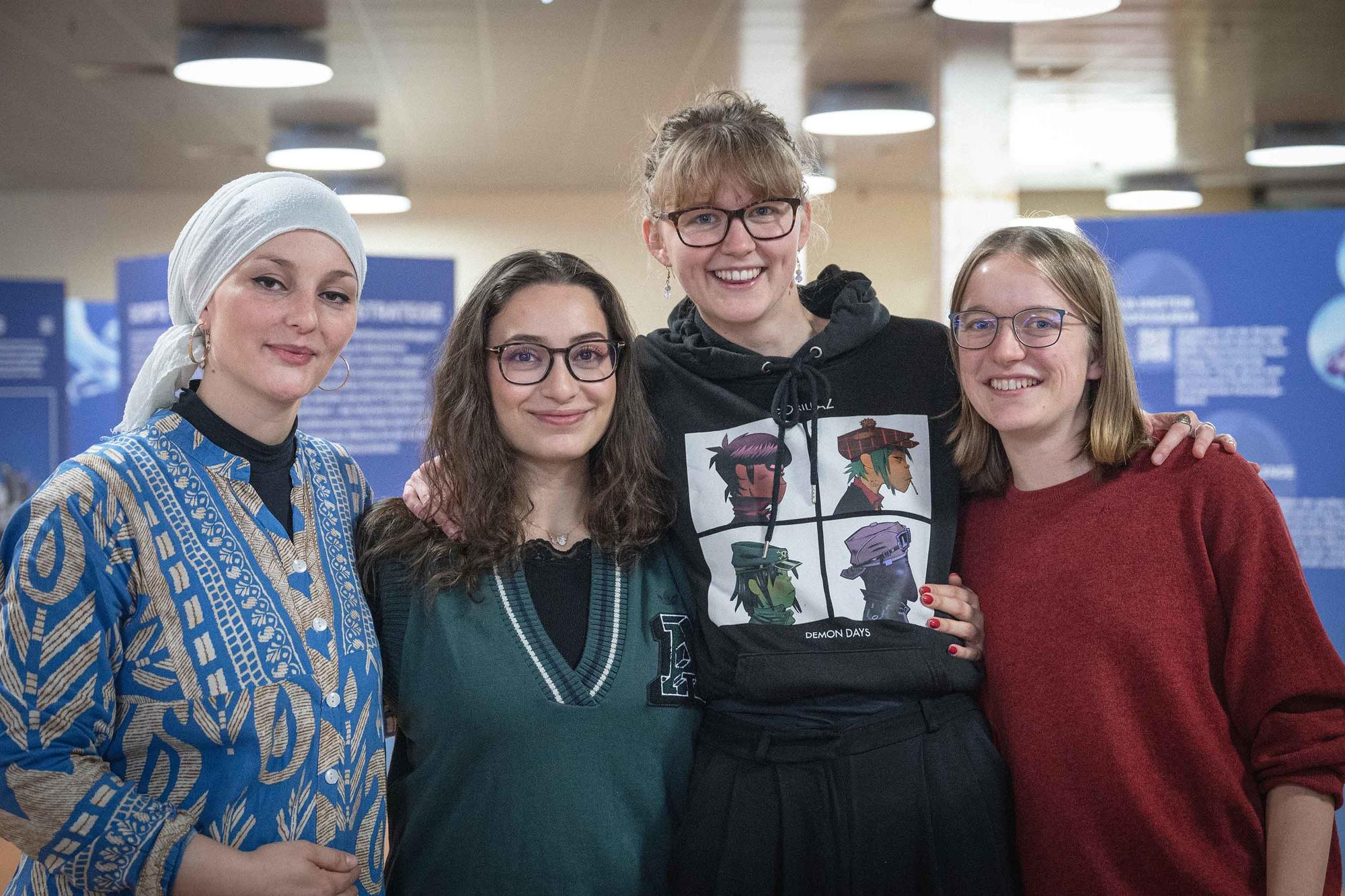 Die Studentinnen Jana, Selina, Wiebke und Lea (v.li.n.r.) und organisieren den Spendenbasar „Cook, Connect & Change“.