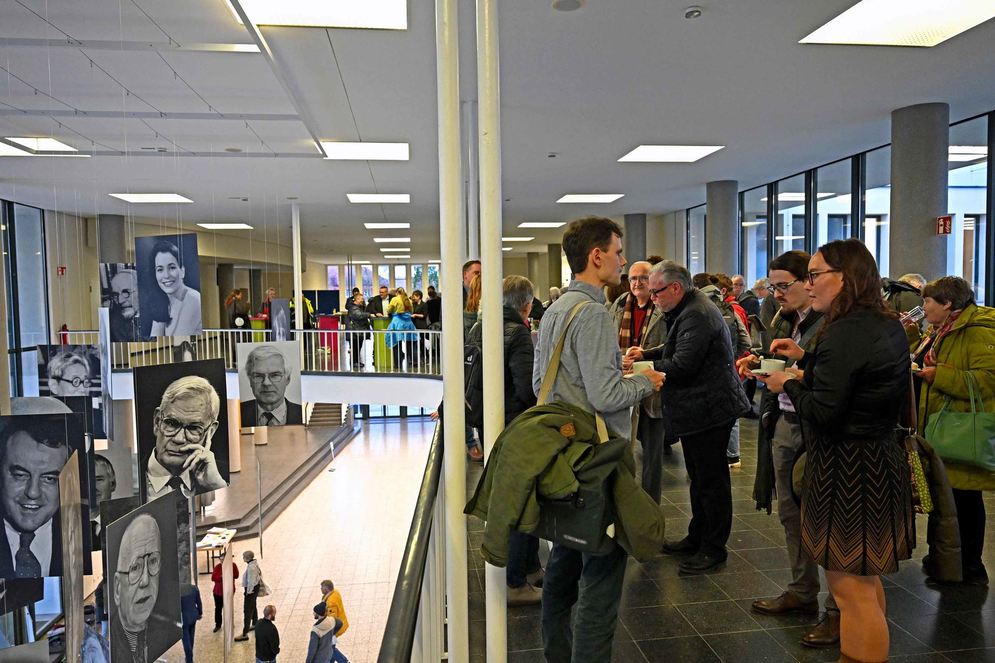 Geburtstagsfeier zum 76.: Der 4. Dezember ist der Gründungstag der Freien Universität Berlin. Vor dem Festakt wurden nachmittags im Henry-Ford-Bau die besten Dissertationen mit Ernst-Reuter-Preisen ausgezeichnet.