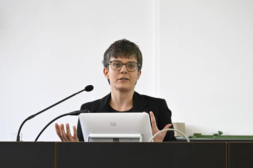 Lea Schneider wurde für ihre literaturwissenschaftliche Dissertation über „Radikale Verletzbarkeit als feministische Schreibstrategie“ mit einem Ernst-Reuter-Preis ausgezeichnet. Sie hielt die Dankesrede stellvertretend für alle Preisträger*innen.