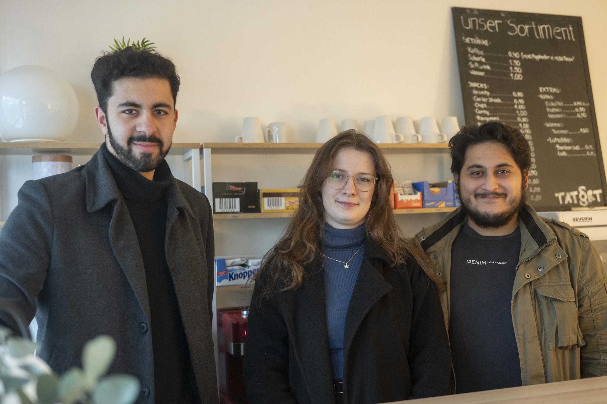 So geht Teamarbeit: Das Café Tatort haben Ali Sahan (l.), Jacqueline Göbel vom Team Tatort und Jubin Araee, Sprecher der Jura-Fachschaft, in Eigeninitiative komplett renoviert.