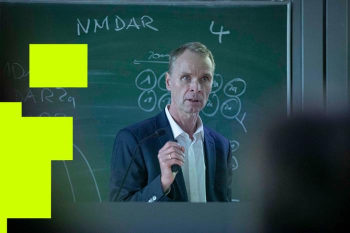 Volker Haucke erläuterte in der Vorlesung sein Spezialgebiet: das Zusammenspiel von neuronalen Proteinkomplexen, Lipidsignalen und Abbaumechanismen zelleigener Bestandteile.