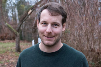 Jan Keller untersucht, ob Naturerfahrung rund um den Campus einen Einfluss auf das Wohlbefinden von Studierenden und Beschäftigen hat.