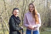 Janet Wagner (links) und Rebecca Rongstock (rechts) haben sich das Konzept für den Mini-Wald ausgedacht und luden zur gemeinsamen Pflanzaktion ein.