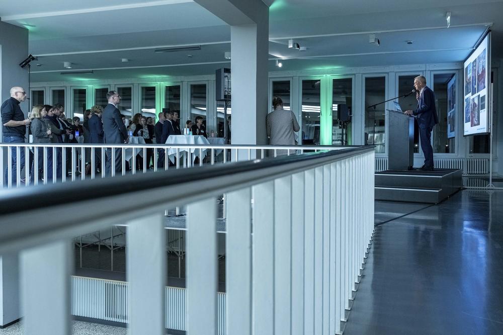 Universitätspräsident Prof. Dr. Dr. h.c. Günter M. Ziegler begrüßt die Neuberufenen.