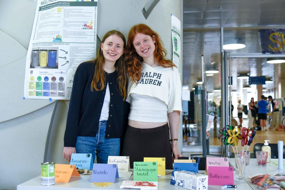 Einen der vielen Stände der Sustainability Days haben Frieda und Shaunagh aufgebaut. In dem Spiel, das sie sich ausgedacht hatten, ging es um Mülltrennung.