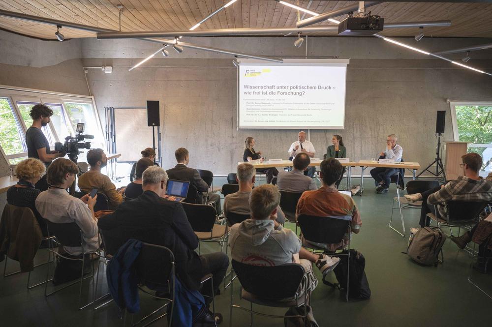 Die Podiumsdiskussion fand im Rahmen des Semesterschwerpunkts Wissenschaftsfreiheit statt.
