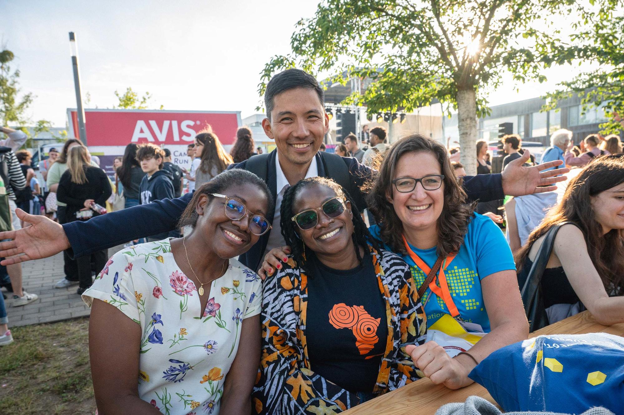 Lockere Atmosphäre, internationale Gäste auf dem Sommerfest der Freien Universität. Rechts: Stefanie Ritter, die die International Staff Training Week organisiert hat.