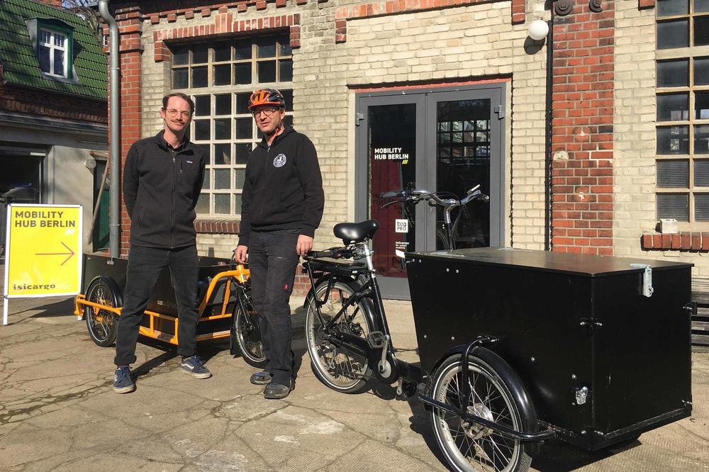 Ersetzt den Kleintransporter: Der Fahrradanhänger mit Elektromotor ist seit März auf dem Campus Düppel im Einsatz