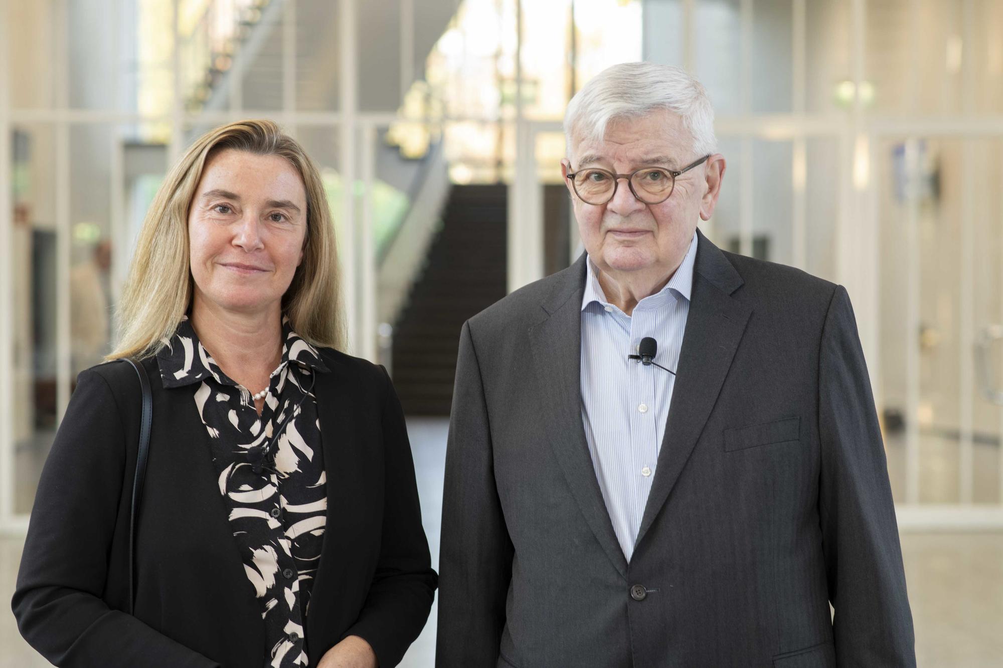 Federica Mogherini und Joschka Fischer am 7. November 2025 im Foyer des Henry-Ford-Baus der Freien Universität Berlin. Die Politikerin und der Politiker hielten die erste Europaeum Annual Lecture.