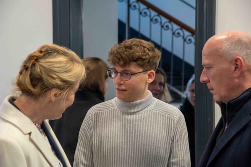 Gründer René Rheimann (Mitte) kam mit Wirtschaftssenatorin Franziska Giffey (l.) und dem Regierenden Bürgermeister Kai Wegner (r.) spontan ins Gespräch.