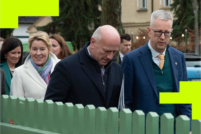 Bildungsenatorin Katharina Günther-Wünsch, Wirtschaftsenatorin Franziska Giffey, der Regiernde Bürgermeister Kai Wegner und Günter M. Ziegler, Präsident der Freien Universität Berlin, (v.l.n.r.) unterwegs zum Hotspot für Innovationen in Berlin-Dahlem