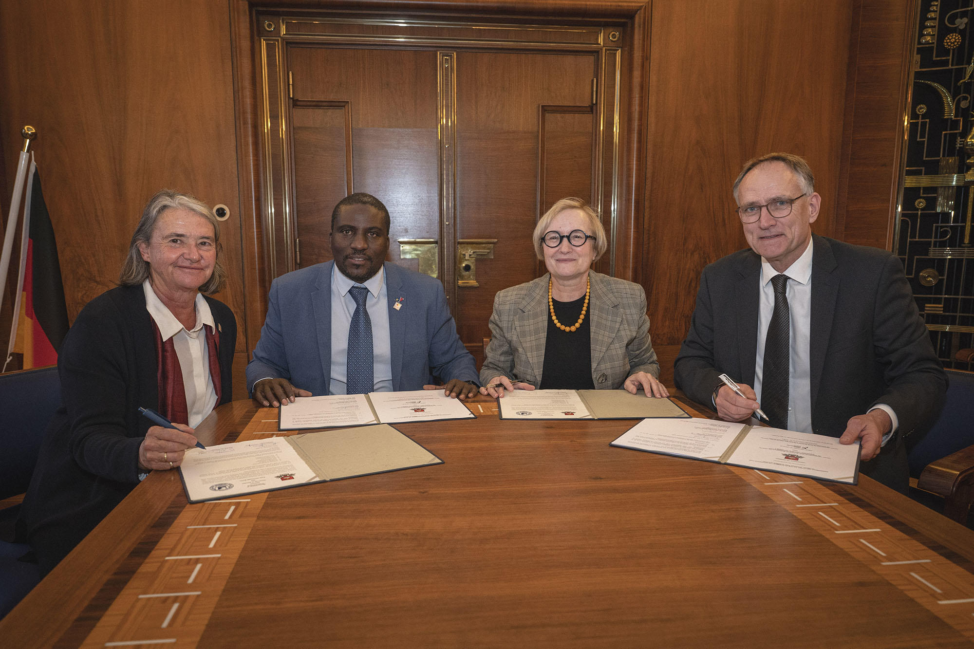 v.l.n.r.: Dr. Anna Marais, Dekanin an der veterinärmedizinischen Fakultät der UNAM; Vize-Kanzler Prof. Dr. Kenneth Matengu; FU-Vizepräsidentin Verena Blechinger-Talcott; Prof. Dr. Marc Drillich, GD der Nutztierklinik am FB Veterinärmedizin der FUB