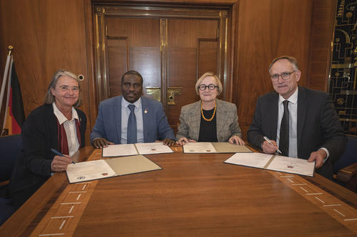 v.l.n.r.: Dr. Anna Marais, Dekanin an der veterinärmedizinischen Fakultät der UNAM; Vize-Kanzler Prof. Dr. Kenneth Matengu; FU-Vizepräsidentin Verena Blechinger-Talcott; Prof. Dr. Marc Drillich, GD der Nutztierklinik am FB Veterinärmedizin der FUB