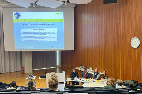 Auf dem Panel zum Öffentlichen Dienst und Politikbetrieb sprach Arion Ahrens mit Robert Henneberg, Christopher Haarbeck und Isabel Küppers (v.l.n.r) über ihren Arbeitsalltag und ihren Berufseinstieg.