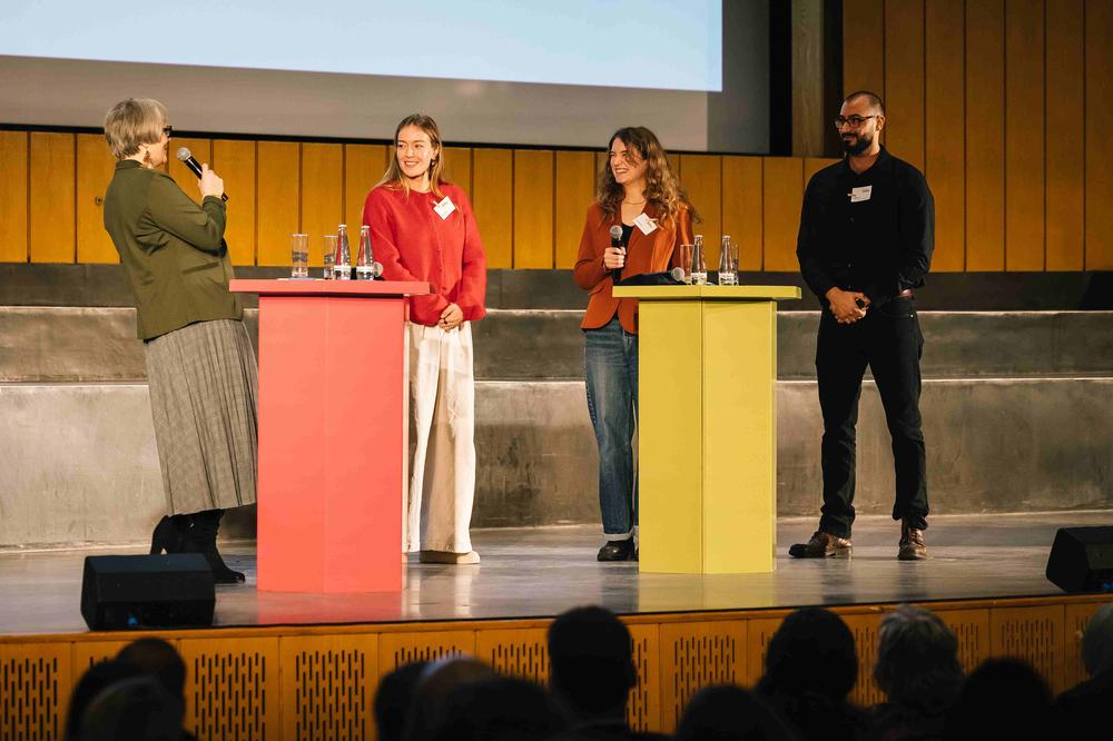 Moderatorin Karin Bauer-Leppin im Gespräch mit Sophie Leupold, Sydney Reimer und Habib Bader (v.l.n.r).