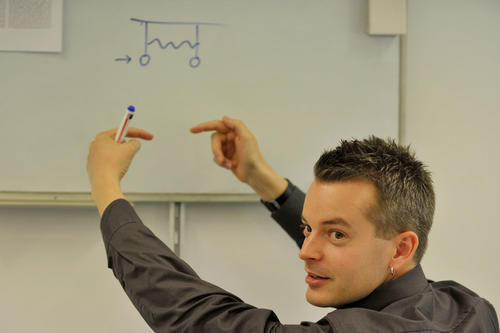 Christian Eickhoff stellte auf der Siliziumoberfläche ein Interferenzphänomen fest, wie es auch bei zwei gekoppelten Pendeln auftreten kann.