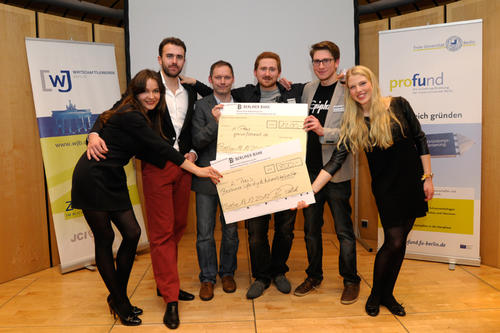 Team „Passfotomat“ und  „Berlin Lifestyle Adventskalender“ präsentieren ihre Preise: Irina Kessler, Eduard Hergenröder, Wirtschaftspate Raphael Fischer, Julian Fleischer, Julian vom Bauer Fuss und Louise Plessen (v.l.n.r.).