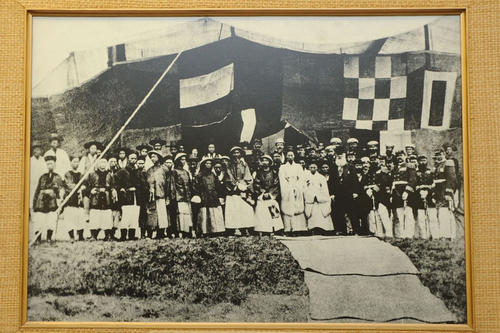 Freunde seit 130 Jahren: Die Fotografie der preußisch-koreanischen Delegation zur Vertragsunterzeichnung hängt in der Botschaft der Republik Korea in Berlin.