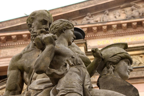 Wind und Wetter ausgesetzt. Wie der Verwitterungsprozess beispielsweise auch bei Denkmälern und Gebäuden möglicherweise aufgehalten werden kann, erforscht die Mikrobiologin Anna Gorbushina.