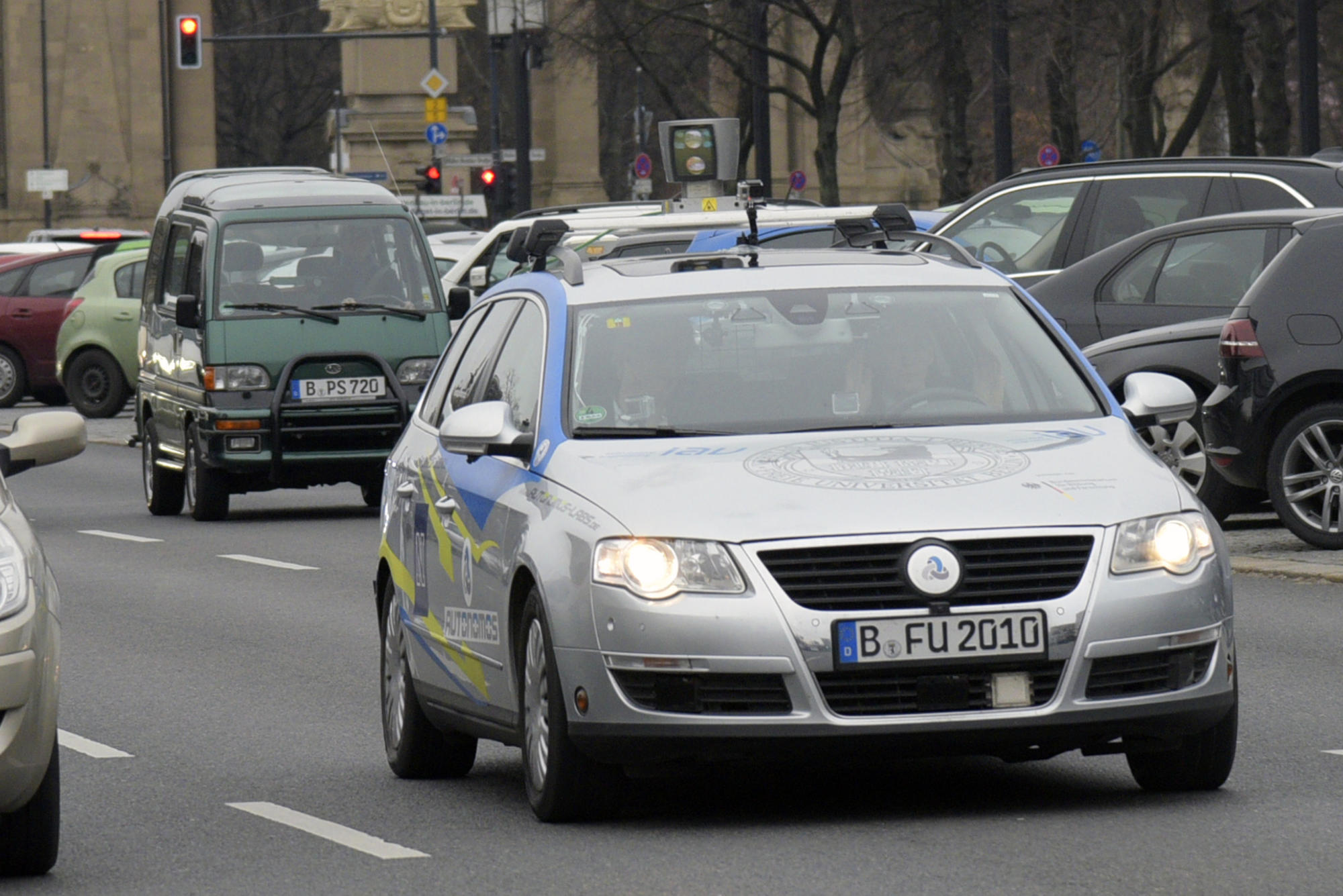 autonomos-strasse-17-juni-hand-vom-steuer
