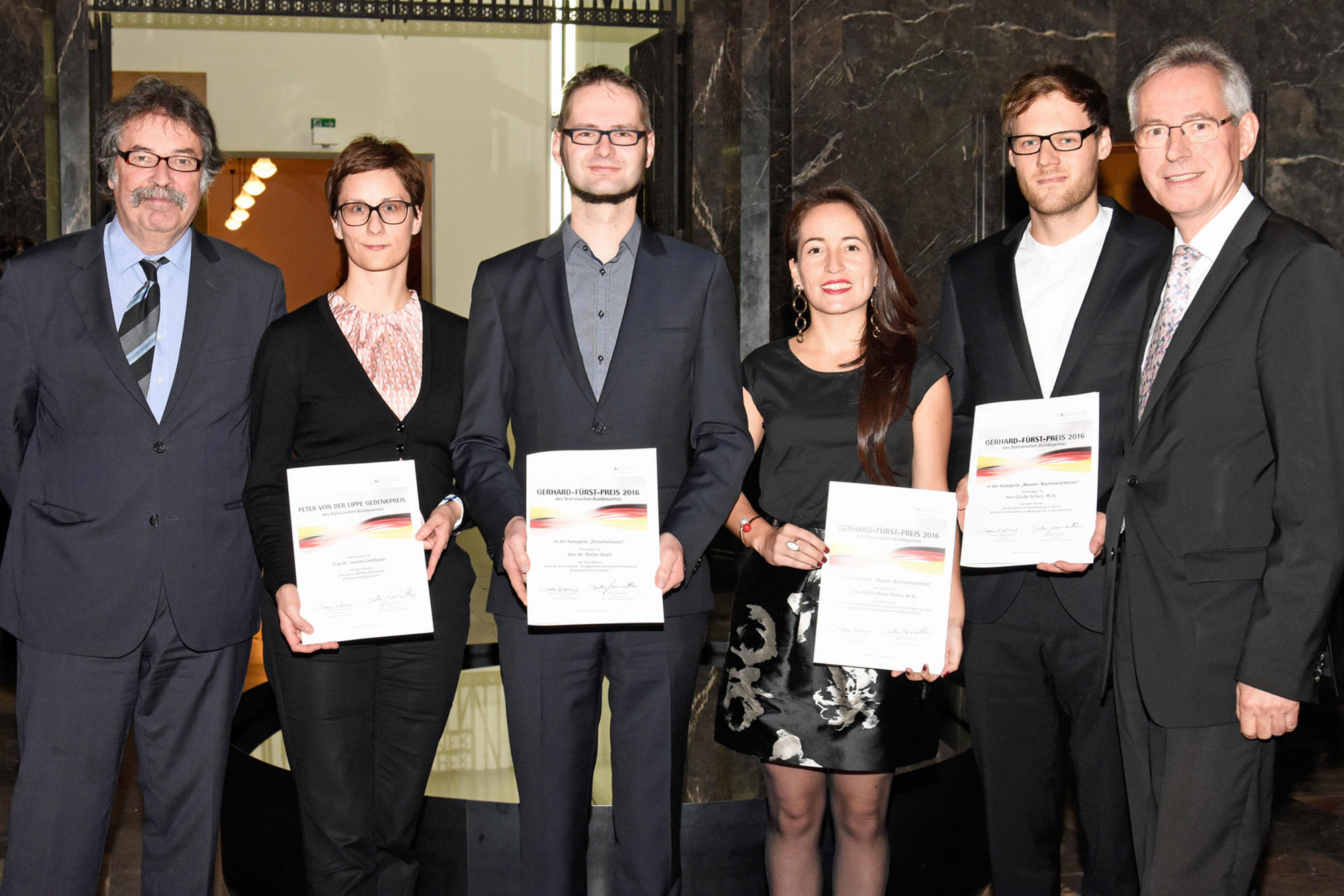 Preisverleihung (v.l.): Walter Krämer, Vorsitzender des Gutachter­gremiums, Ivonne Lindlbauer, Preisträgerin Peter von der Lippe Gedenkpreis, Preisträger Stefan Stuth, Natalia Rojas-Perilla, Guido Schulz u. Dieter Sarreither, Präsident Stat.Bundesamt