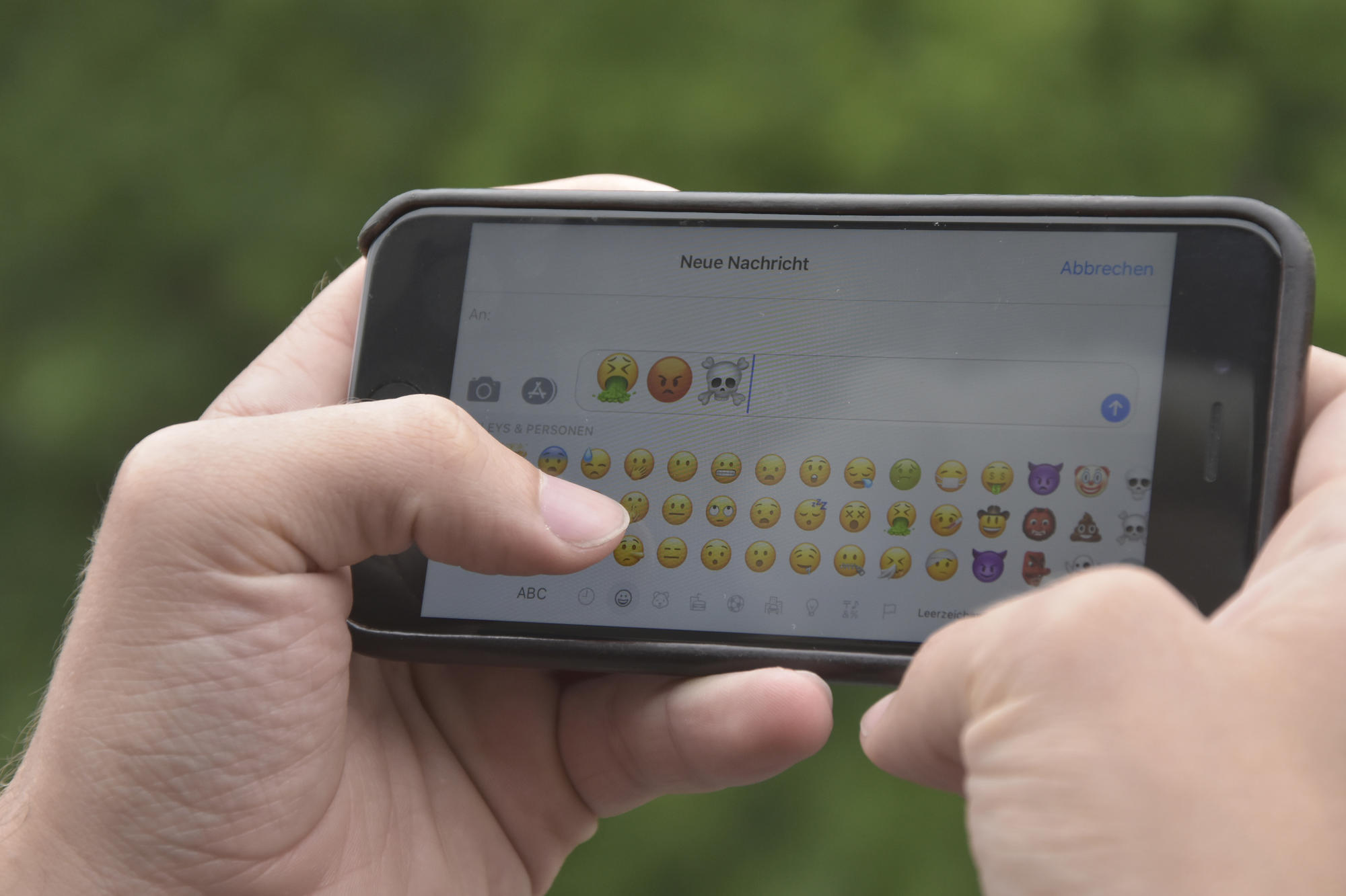 Hasskommentare im Internet zu hinterlassen, ist einfach. Die Anonymität des Netzes schützt die Verfasser. Das kann zur Eskalation beitragen.