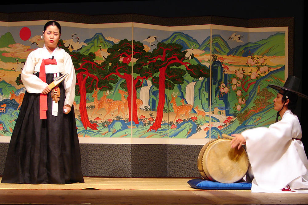 Pansori ist ein langer epischer Gesang, bei dem ein einzelner Sänger oder eine Sängerin von einem Trommler auf einer Fasstrommel begleitet wird. Pansori begeistert mittlerweile nicht nur in Korea.