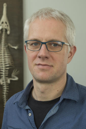 Jens Rolff zufolge sind sich immer mehr Forschende bewusst, dass ihre Arbeit zweckentfremdet werden kann, zum Beispiel in der Waffentechnik.