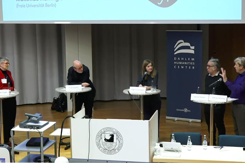 v. l. n. r.: Friederike Lüpke, Maik Walter, Olga Grjasnowa, Horst Simon und Matthias Hüning diskutieren, wofür der Begriff Muttersprache steht.