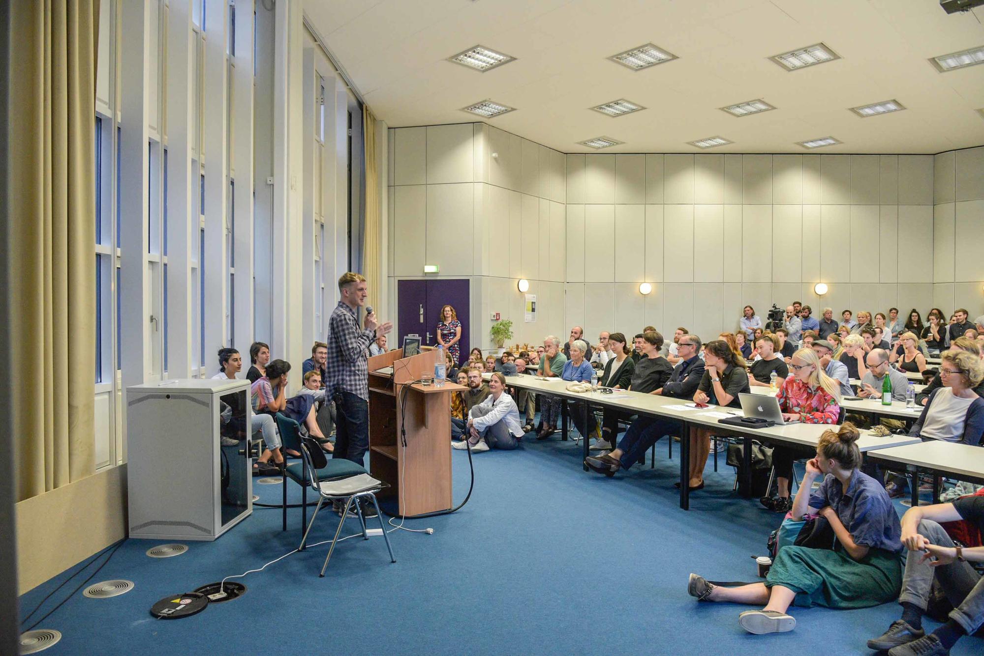 Der französische Schriftsteller Édouard Louis war im Sommersemester 2018 Samuel-Fischer-Gastprofessor am Peter Szondi-Institut der Freien Universität. Seit 1998 waren 51 Autorinnen und Autoren aus zahlreichen Ländern zu Gast.