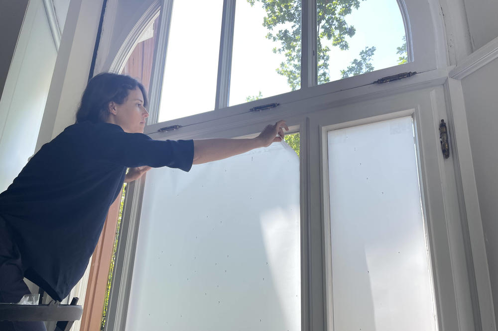 Folien am Fenster: Die Satzzeichen stehen für György Konráds Aufsatz „Gesicht und Maske“, den der ungarische Schriftsteller nicht wie geplant im 51. Band der LCB-Editionen veröffentlichen konnte: Als Dissident stand er unter Publikationsverbot.