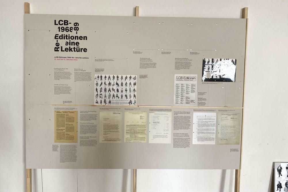 Die Ausstellung „LCB-Editionen 1968-89 – eine Re-Lektüre“ ist eine Kooperation des Clusters Temporal Communities und des LCB. Sie wurde von Regine Ehleiter kuratiert und von Till Gathmann gestaltet..