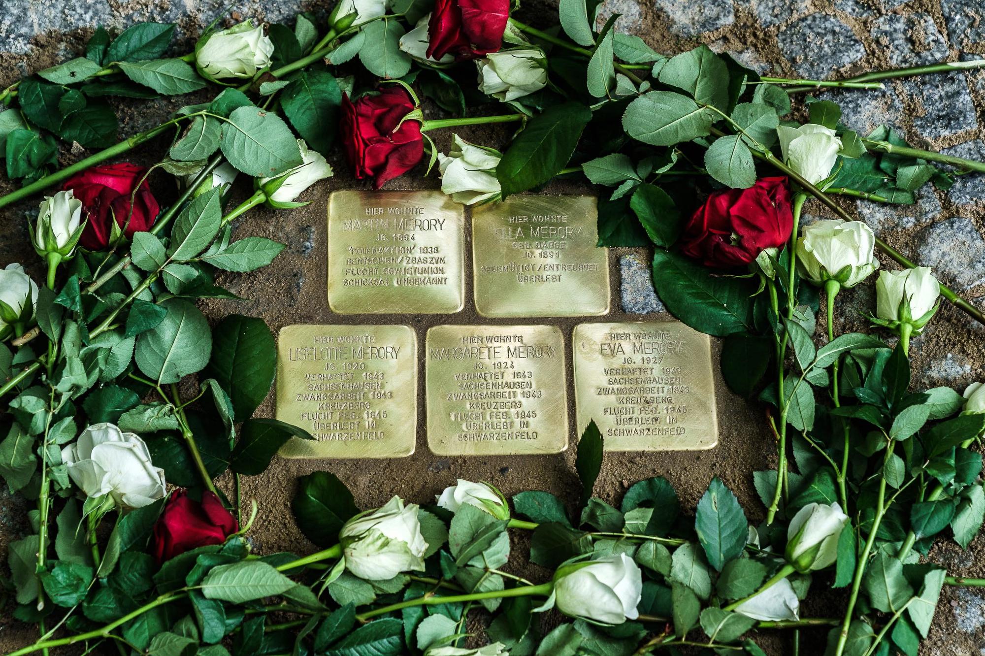 Stolpersteine erinnern an Opfer des Nationalsozialismus.
