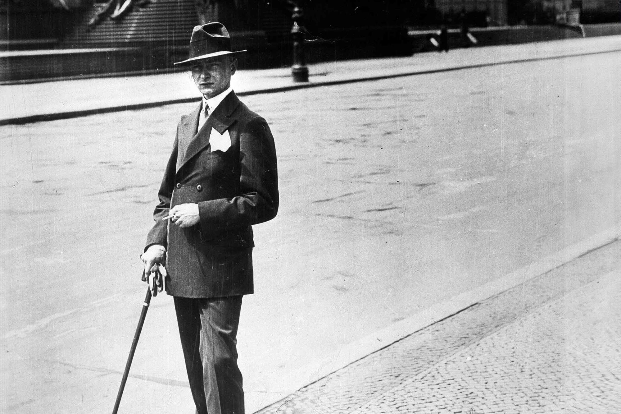 Stilsicher inszeniert. Harry Domela gab sich auch als Prinz Wilhelm von Preußen aus, den ältesten Sohn des Kronprinzen. Das Bild zeigt ihn im Jahr 1927 in Berlin.